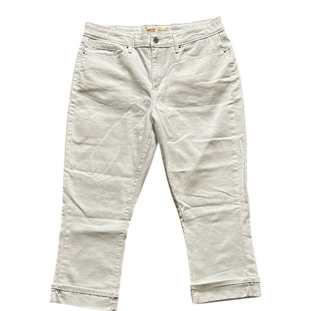 Like New Levi’s Signature White Mid Rise Capri Jeans